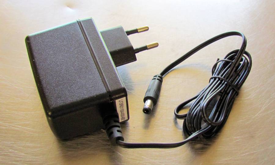 5V / 2A power adapter for KVM switches with plug -- 5mm / 2.4mm